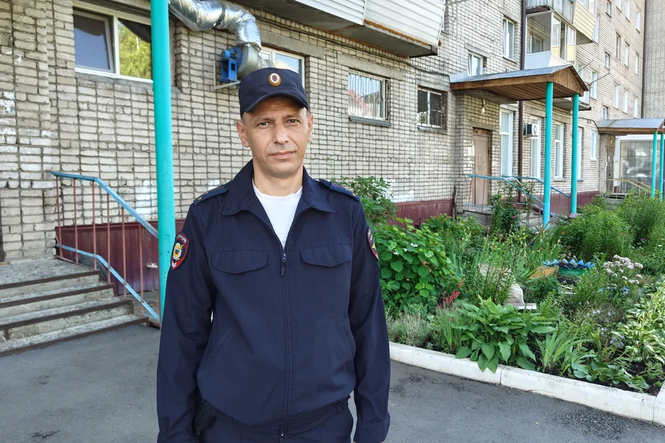 Пожар Денис Евстафьев увидел из окна своей квартиры. Фото: пресс-службы ГУ МВД по Республике Алтай