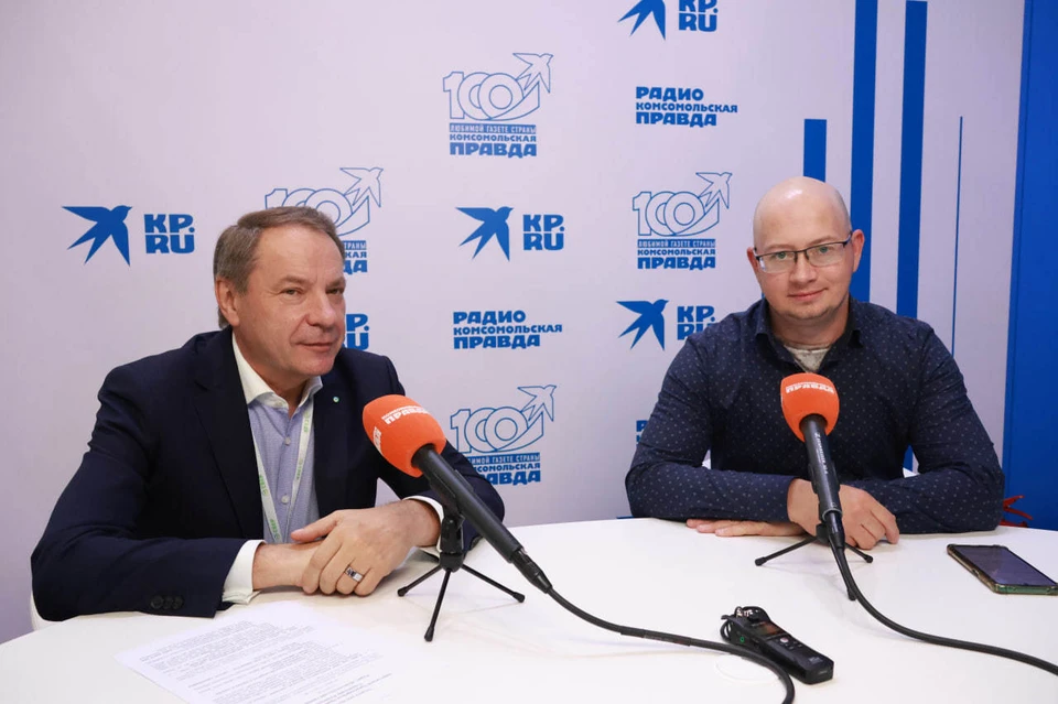Заместитель председателя правления Сбера Станислав Кузнецов и редактор отдела Экономика kp.ru в открытой студии Комсомольской правды на полях ПМЭФ-2025.