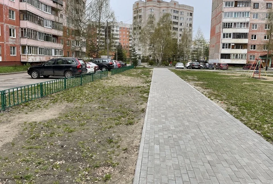 Так после благоустройства выглядит газон на улице Папанина в Ярославле.