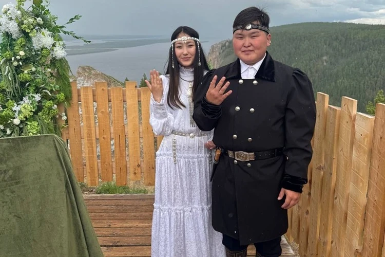 Сыграли свадьбу при каменных «свидетелях»: пара из Якутии поднялась на 200 метров, чтобы пожениться на священной земле
