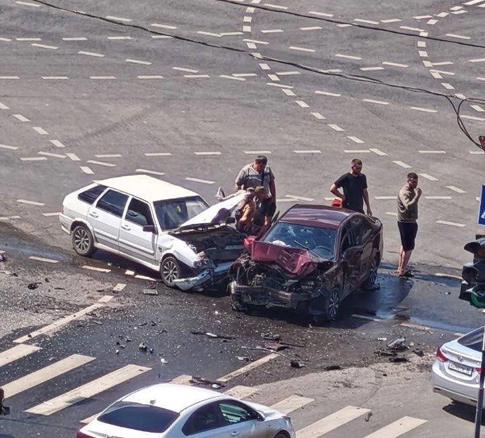 Авария на улице Ватутина в Луганске. Фото: regionlg_181