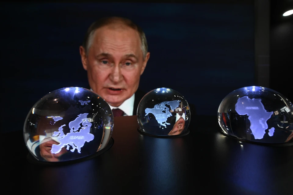 Ушаков заявил, что пока никаких обсуждений о встрече Путина и Трампа в третьей стране нет