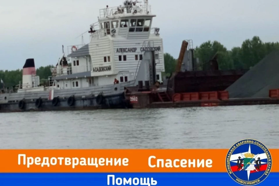 Двое человек оказались в воде, но спаслись благодаря жилетам. Фото: МАСС.