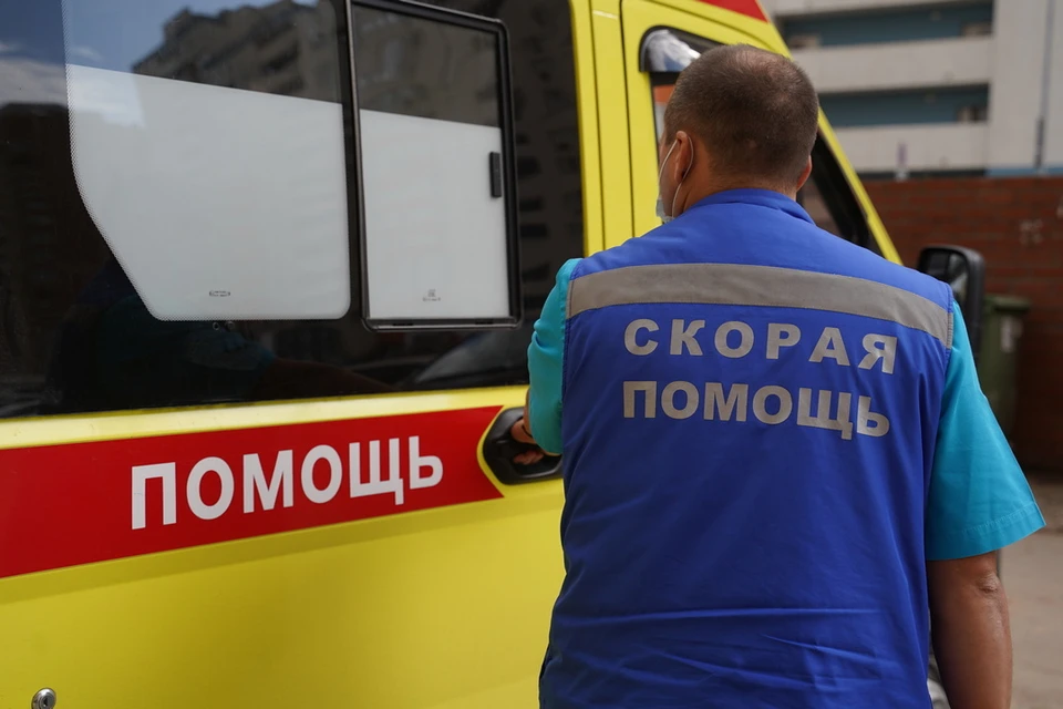 Пенсионерка ударилась головой об дом, упав с земляной горки в Новосибирске.