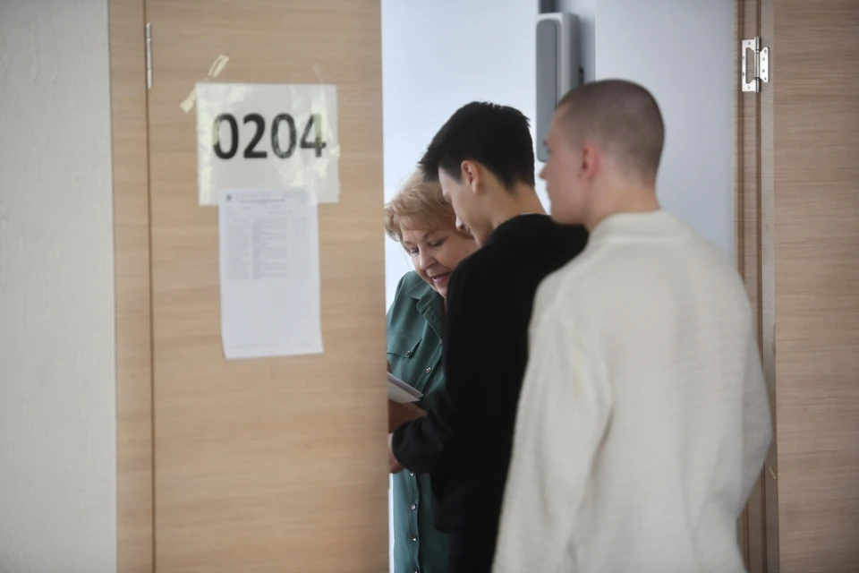 Экзамен по биологии сдавали 1389 человек, а по географии – 255.