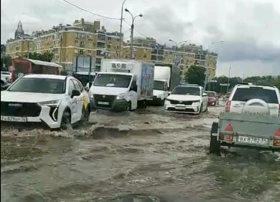 Проезд Дорожников стал напоминать пролив.