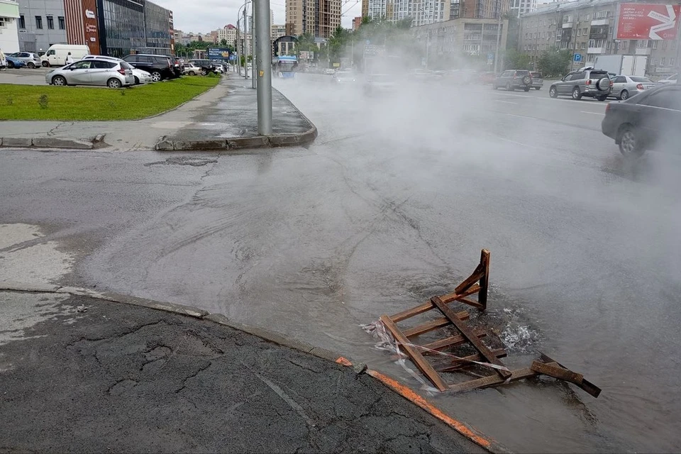 Дорогу на улице Кошурникова залило горячей водой.