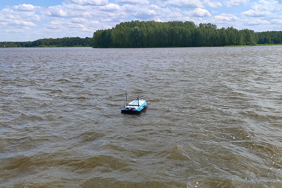 Дрон на воде.