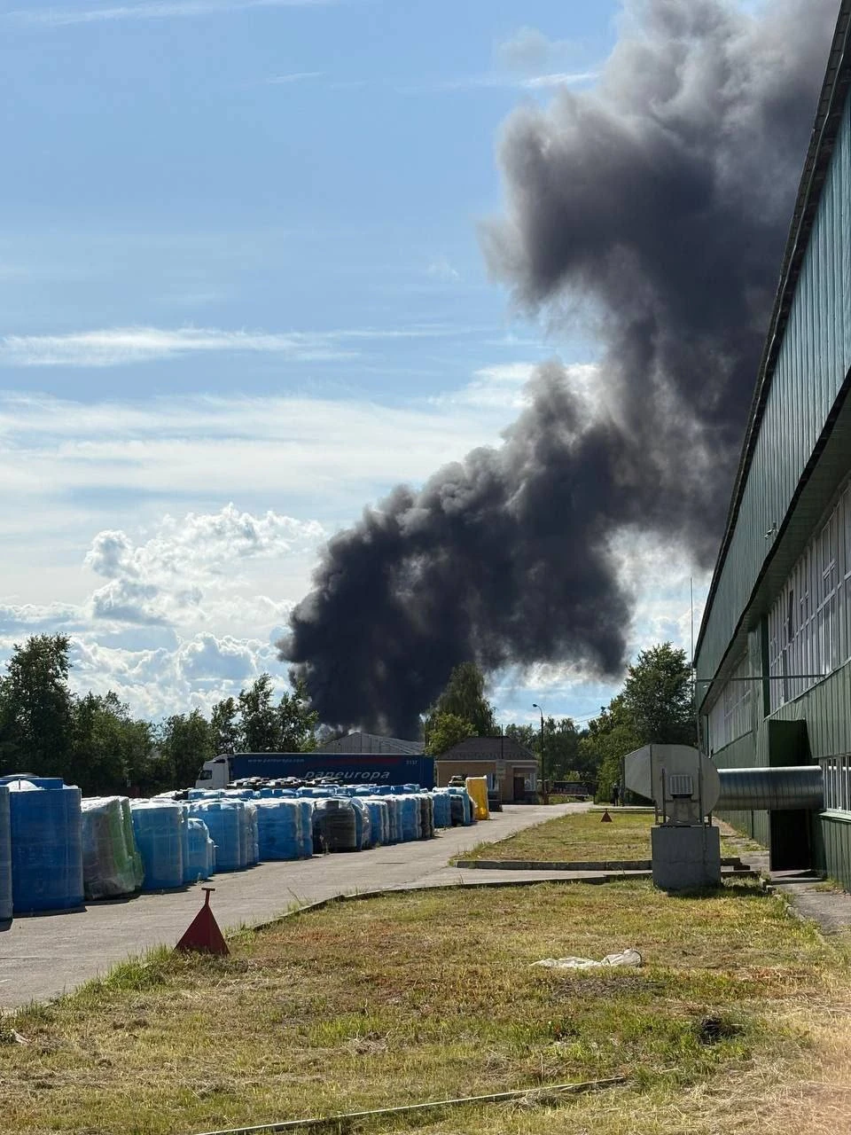 Сильный пожар произошел на территории завода в Дзержинске. Фото: t.me/nnovinsta