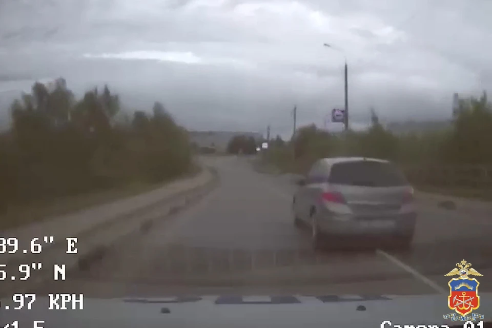 Opel Astra, грубо нарушающий ПДД, заметили на улице Бредова, водитель проигнорировал требования остановиться. Фото: кадр из видео / УМВД по Мурманской области
