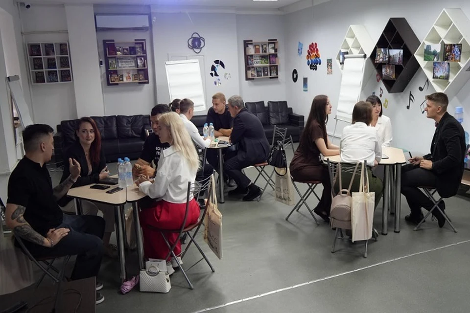 Министр культуры ДНР обсудил с Молодежным советом перспективы развития. Фото: ТГ/Желтяков