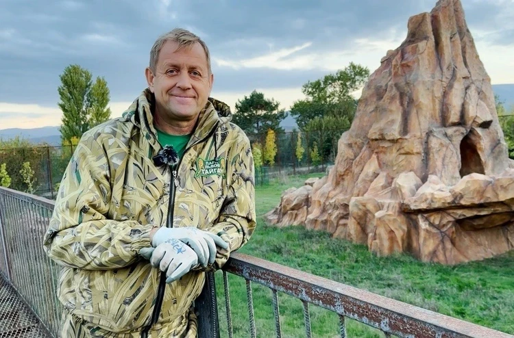«Дорогие друзья, я скоро буду опять в строю»: укушенный львом Олег Зубков написал обращение к читателям с больничной палаты