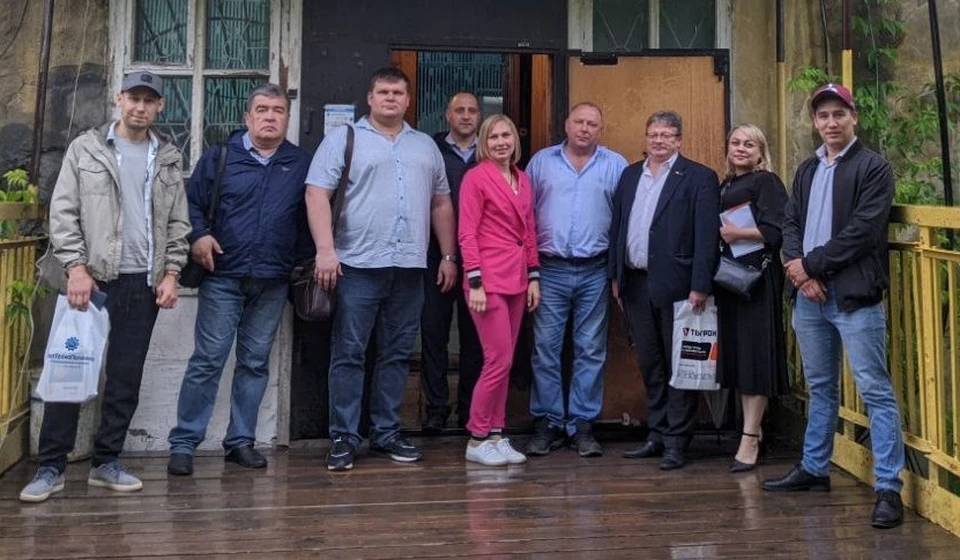 Михаил Лепешкин (на фото - третий слева) в составе южноуральской делегации в Катав-Ивановском районе.