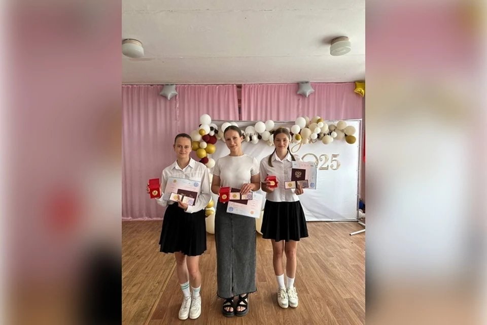 Три ученицы Таврийской школы получили золотые медали. Фото: тг-канал Александра Дудки