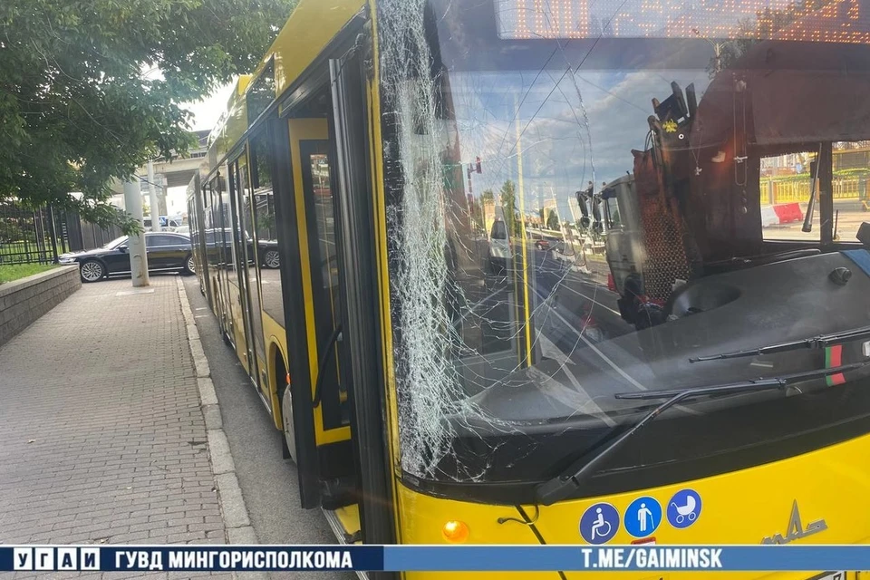ДТП с участием автобуса №100 случилось в центре Минска 27 июня. Фото: телеграм-канал УГАИ ГУВД Мингорисполкома