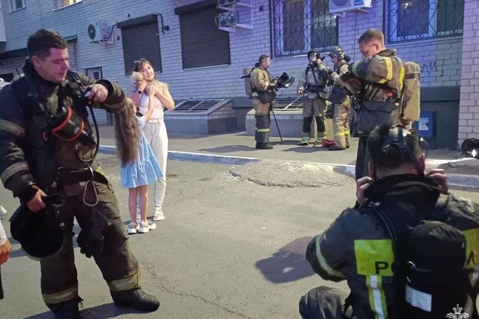 В Чите спасатель вытащил из огня шпица Аврору. Фото: ГУ МЧС России по Забайкальскому краю