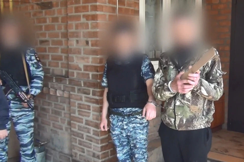 С картонным оружием в руках пенсионер показал, как стрелял в сына из охотничьего ружья. Фото: СУ СК по Ростовской области