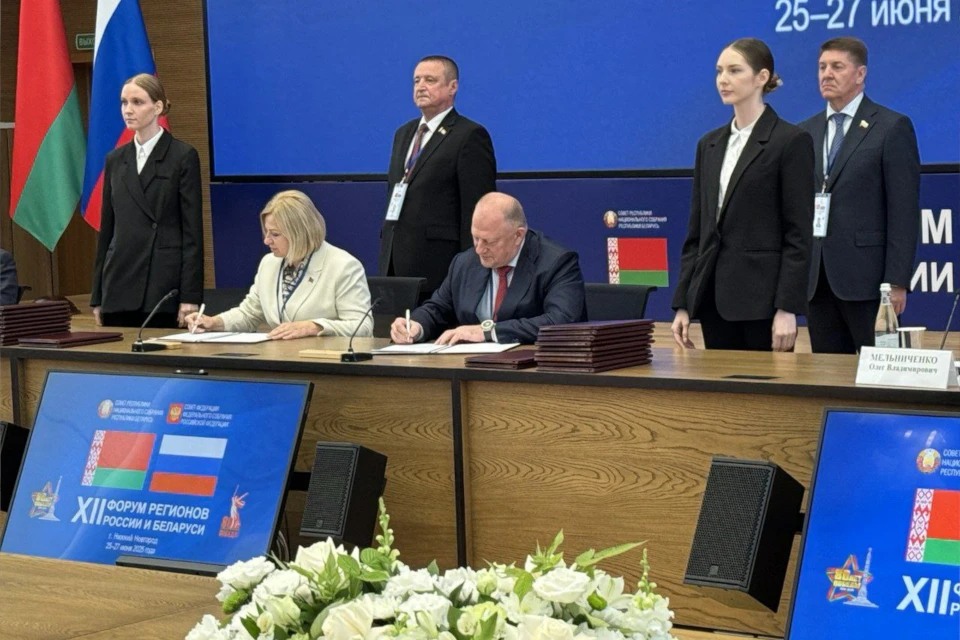 Подписи под соглашением поставили председатели обоих парламентов Сергей Голубев и Елена Пасюта. Фото: ЗСТО