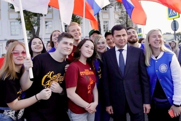 Дмитрий Миронов поздравил молодежь с праздником