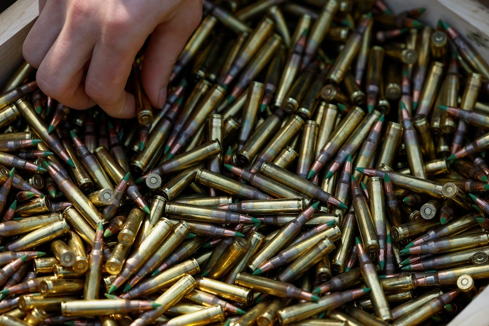 Украинские военные минируют короба с патронами и оставляют из при отступлении.
