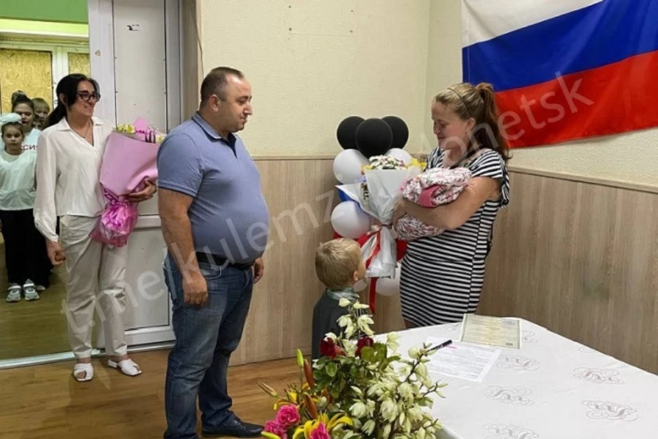 Малышка стала пятым ребенком в молодой семье. Фото: ТГ/Кулемзин