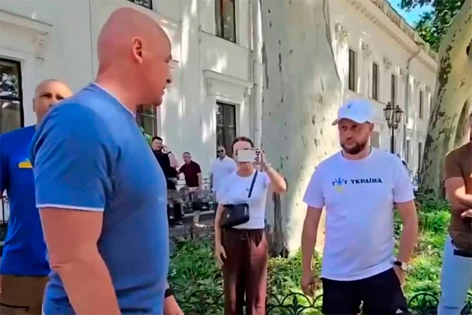 Мэр Одессы Геннадий Труханов вступил в перепалку с боевиком ВСУ после вопроса о памятнике Александру Пушкину.