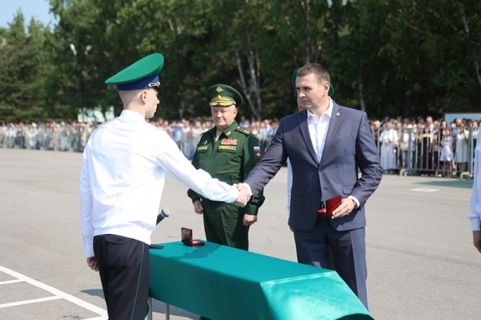 Глава Хабаровского края поздравил выпускников пограничного института Фото: Антон Шевченко
