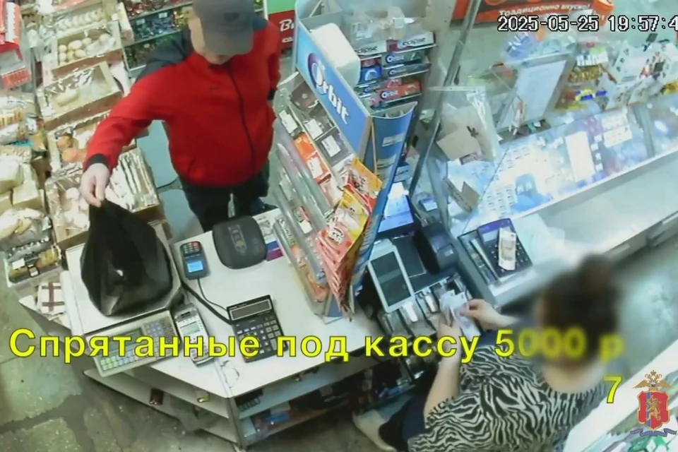 Продавец украла в своем магазине 35 тысяч рублей. Стоп-кадр видео ДМВ