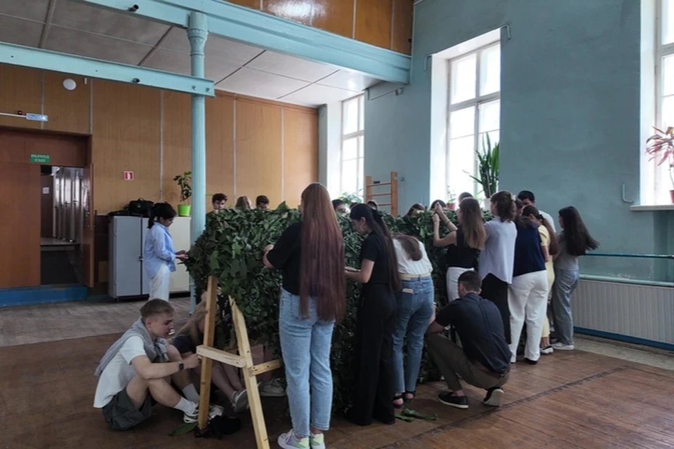 Крымские студенты-медики плетут масксети для бойцов группировки "Днепр". Фото: Народный фронт Крыма