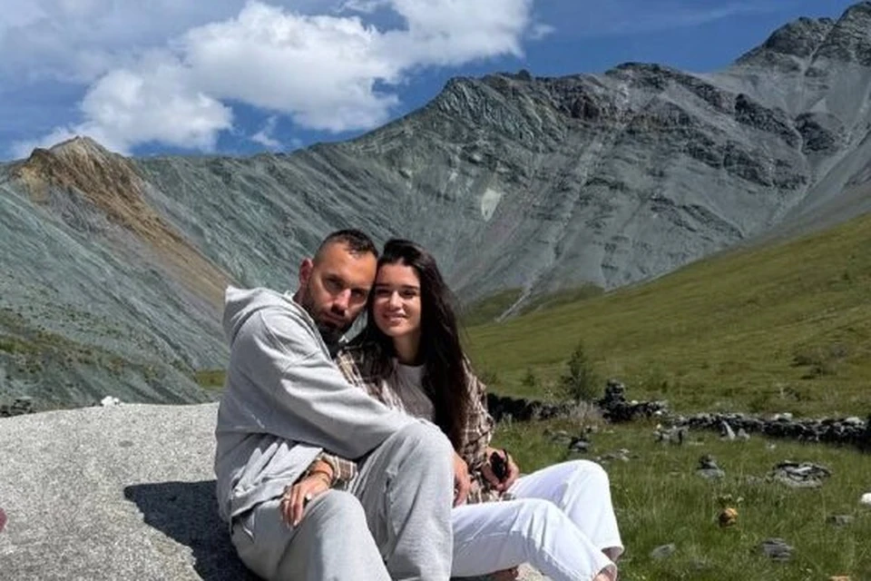 Ксения с Николаем на камне Рериха. Фото: телеграм-канал Ксении Бородиной