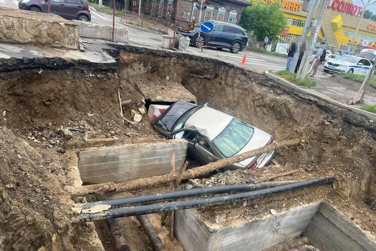 Автомобиль провалился в вырытый котлован на перекрестке в Иркутске