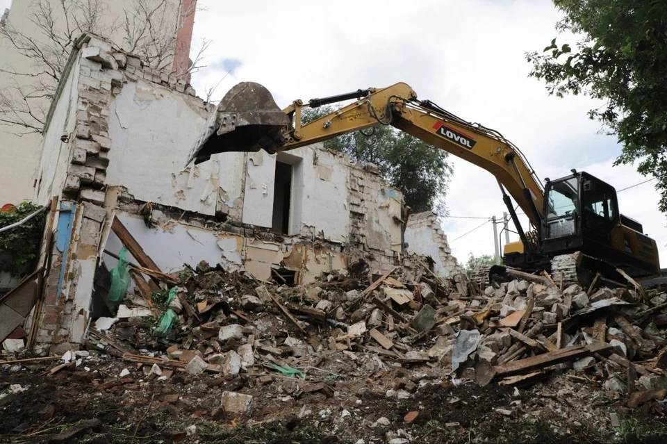 В областной столице приступили к сносу аварийных домой. Фото: Иван Носков