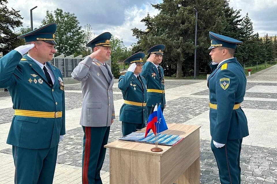 Выпускникам Донецкого института ГПС МЧС России вручили дипломы на Саур-Могиле. Фото: МЧС России