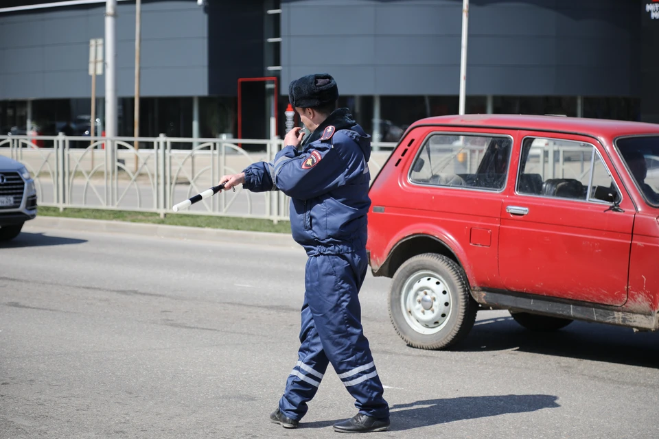 Автоинспекторы устанавливают причины и обстоятельства аварии.