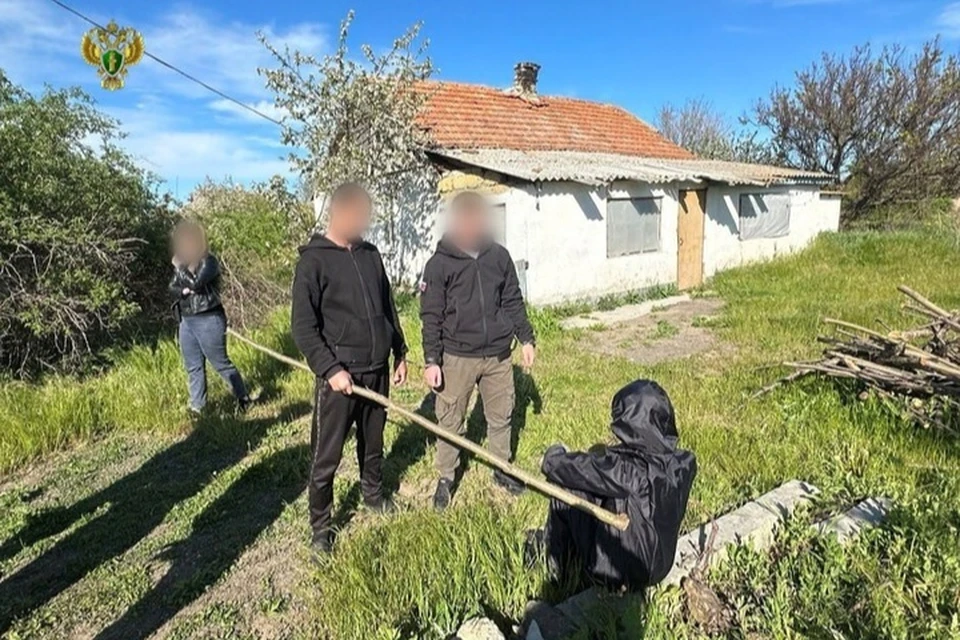 Житель Чонгара показал на следствии, как забивал товарища древесной веткой. Фото: прокуратура Херсонской области