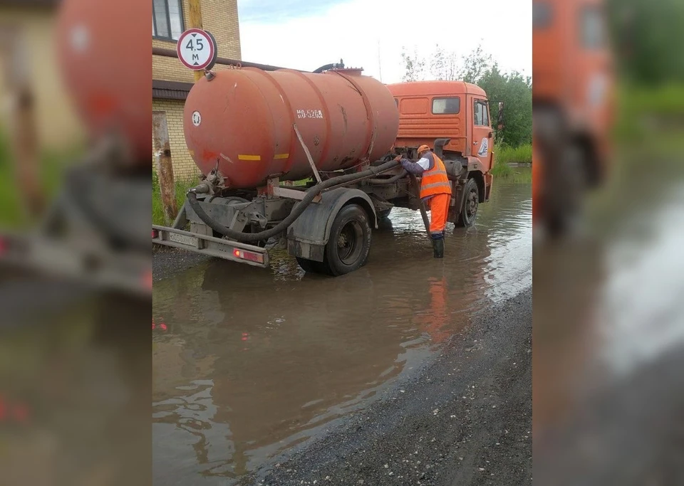 Воду откачивают в разных районах города. Фото: МП "Благоустройство"