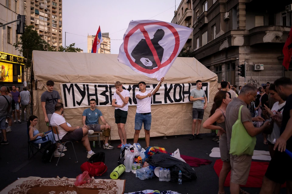 На улицы Белграда с протестами вышли до 40 тысяч протестующих, в основном молодежь.