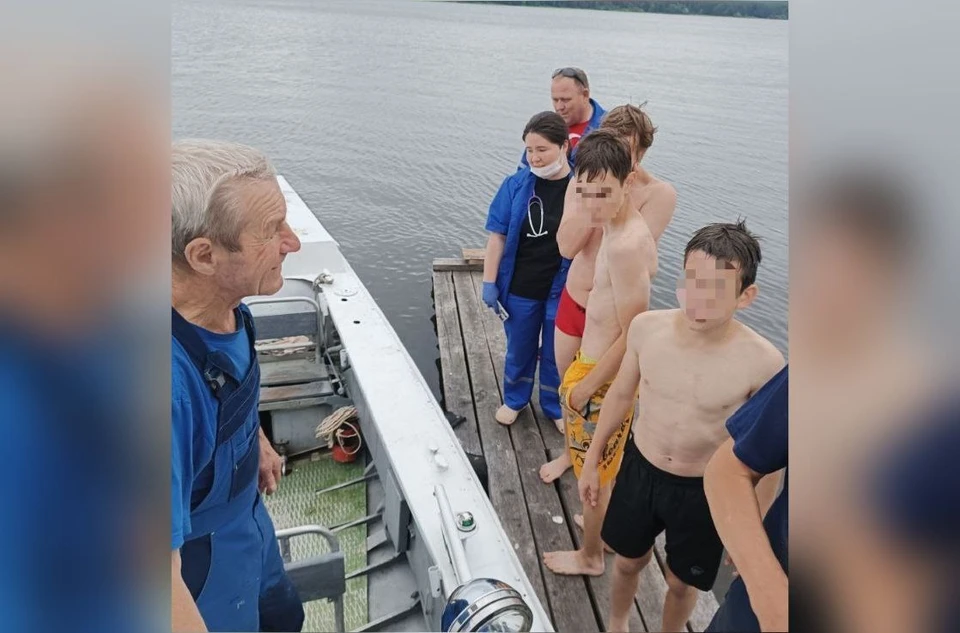 Подростков достали из воды и передали сотрудникам скорой помощи. Фото: https://t.me/AAShutkin