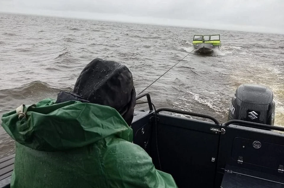 Сотрудники МЧС сняли людей с дрейфующей в Рыбинском водохранилище лодки.