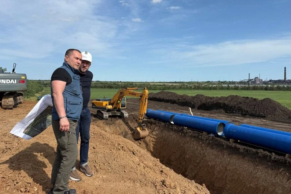 Первый вице-премьер ДНР проверил ход строительства водовода в Мариуполе. Фото: ТГ/Бердников