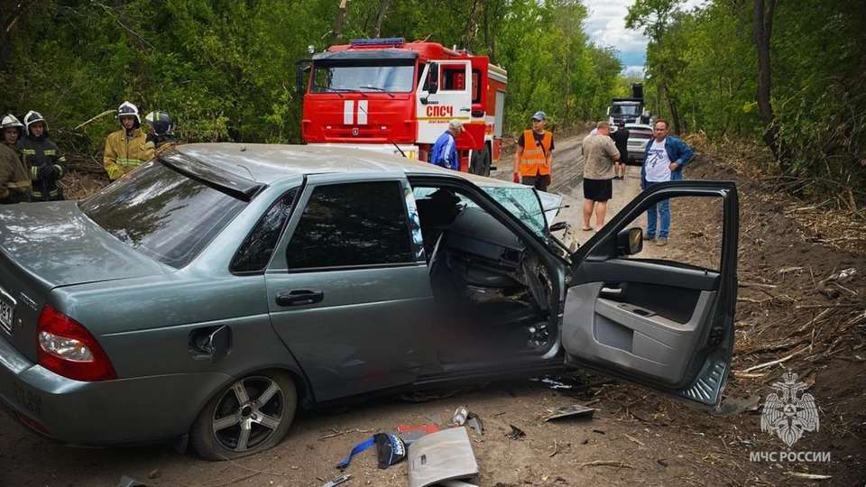 Последствия ДТП в Луганске. ФОТО: МЧС России