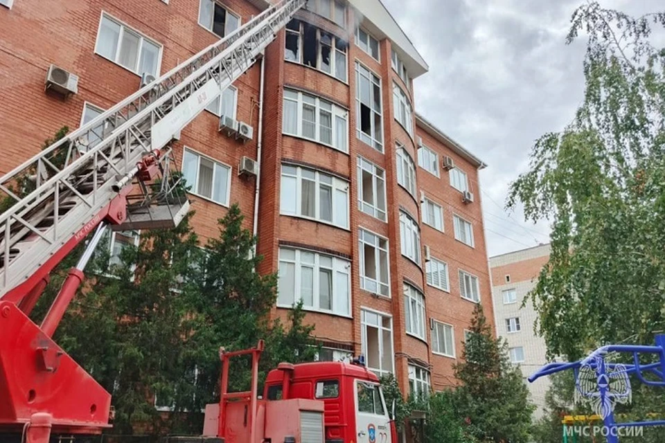 Горение кровли и квартиры локализовали на площади в 100 кв. метров. Фото: пресс-служба ГУ МЧС России по Ростовской области