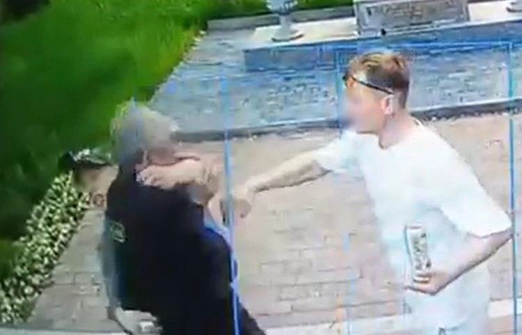 Снимали на видео, но никто не помог: в Татарстане подростки избили пожилого охранника парка из-за замечания