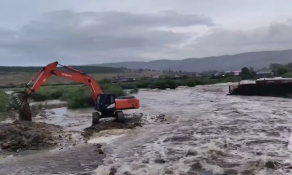 Жителей села Маккавеево эвакуируют из-за подъема воды в реке. Видео: МЧС Забайкалья.