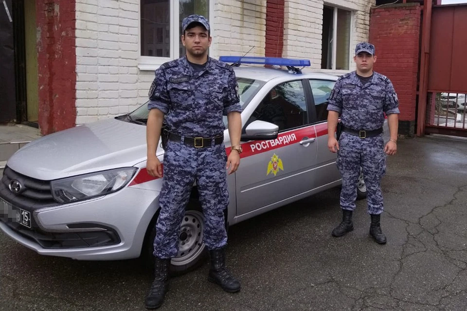 Росгвардейцы оказали первую помощь пострадавшему пассажиру Фото: пресс-служба ГУ Росгвардии по Краснодарскому краю