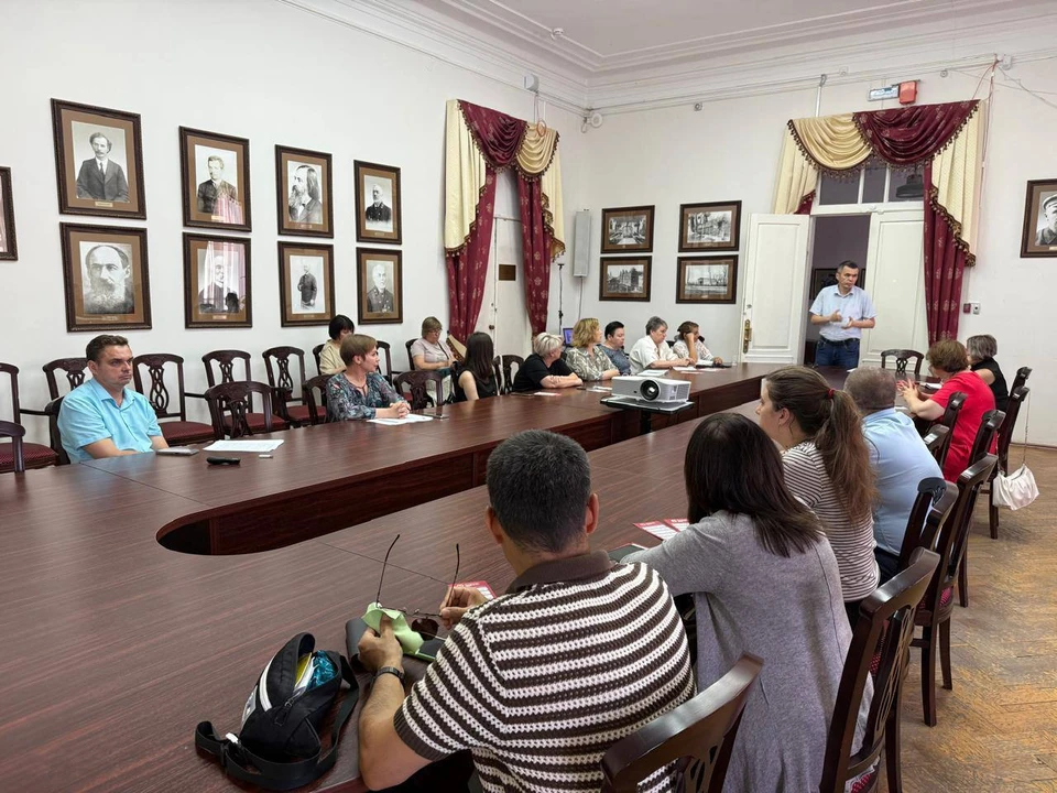 В программе - изучение правовых основ экскурсионной деятельности, современных стандартов качества услуг, а также освоение практических навыков проведения экскурсий