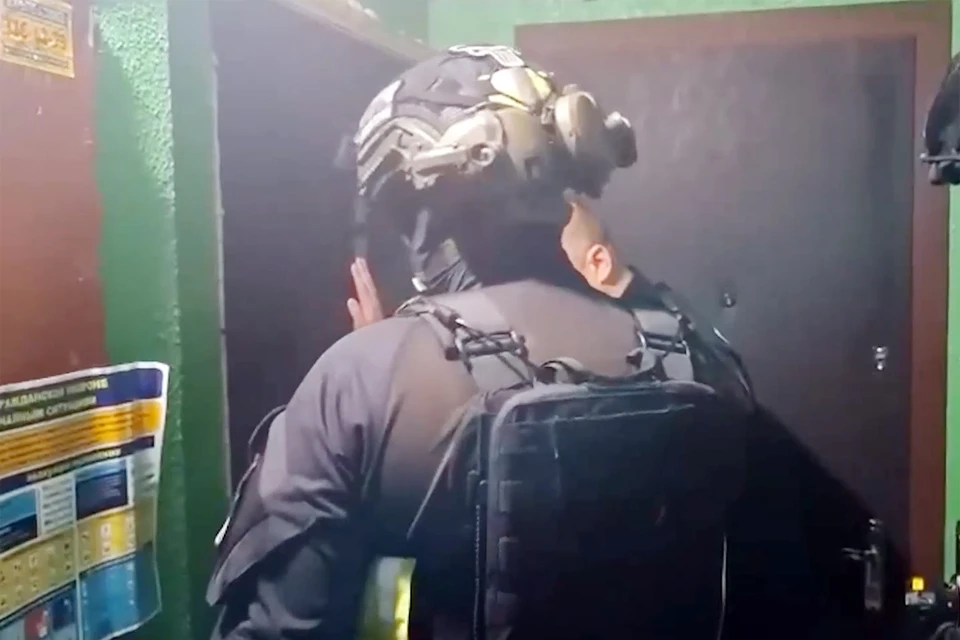В ходе обысков в офисе и по адресу проживания фигурантов изъяты сим-карты, сим-банки и GSM-шлюзы, ноутбук, роутер, мобильные телефоны