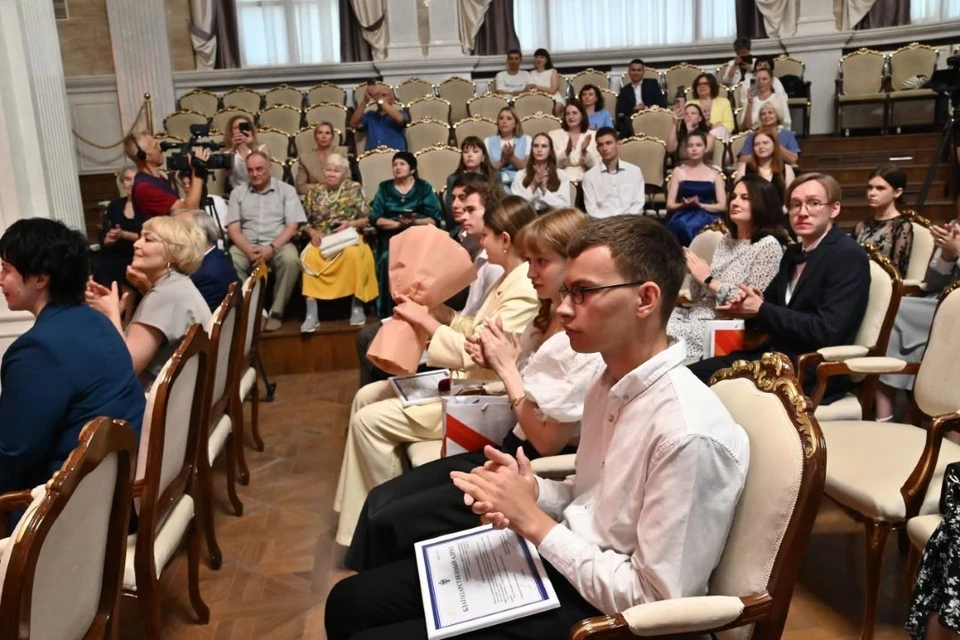 Глава региона вручил отличившимся выпускникам Благодарственные адреса и памятные знаки «100 баллов за ЕГЭ». Фото: Правительство Новосибирской области.