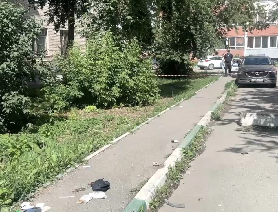 Вещи пострадавшего остались лежать на земле. Фото: СУ СКР по Челябинской области