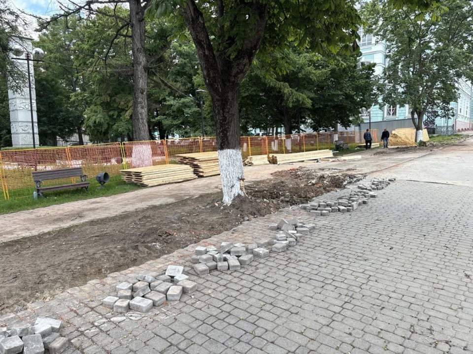 В сквере Коммунаров в Туле начали обновлять входную зону и ограждение.